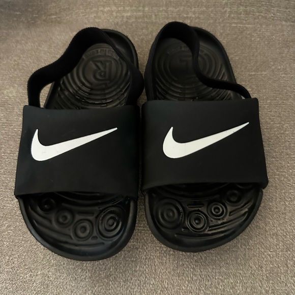 Nike Kids Black and White Slide Sandals 8c - Picture 2 of 3